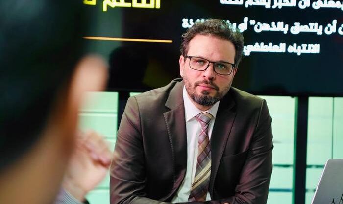 مذيع على مكتب الأخبار خلال تدريب التقديم